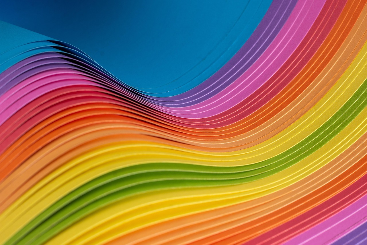 Heldere regenboogvaas siert lichte woonkamer Heldere regenboogvaas siert lichte woonkamer