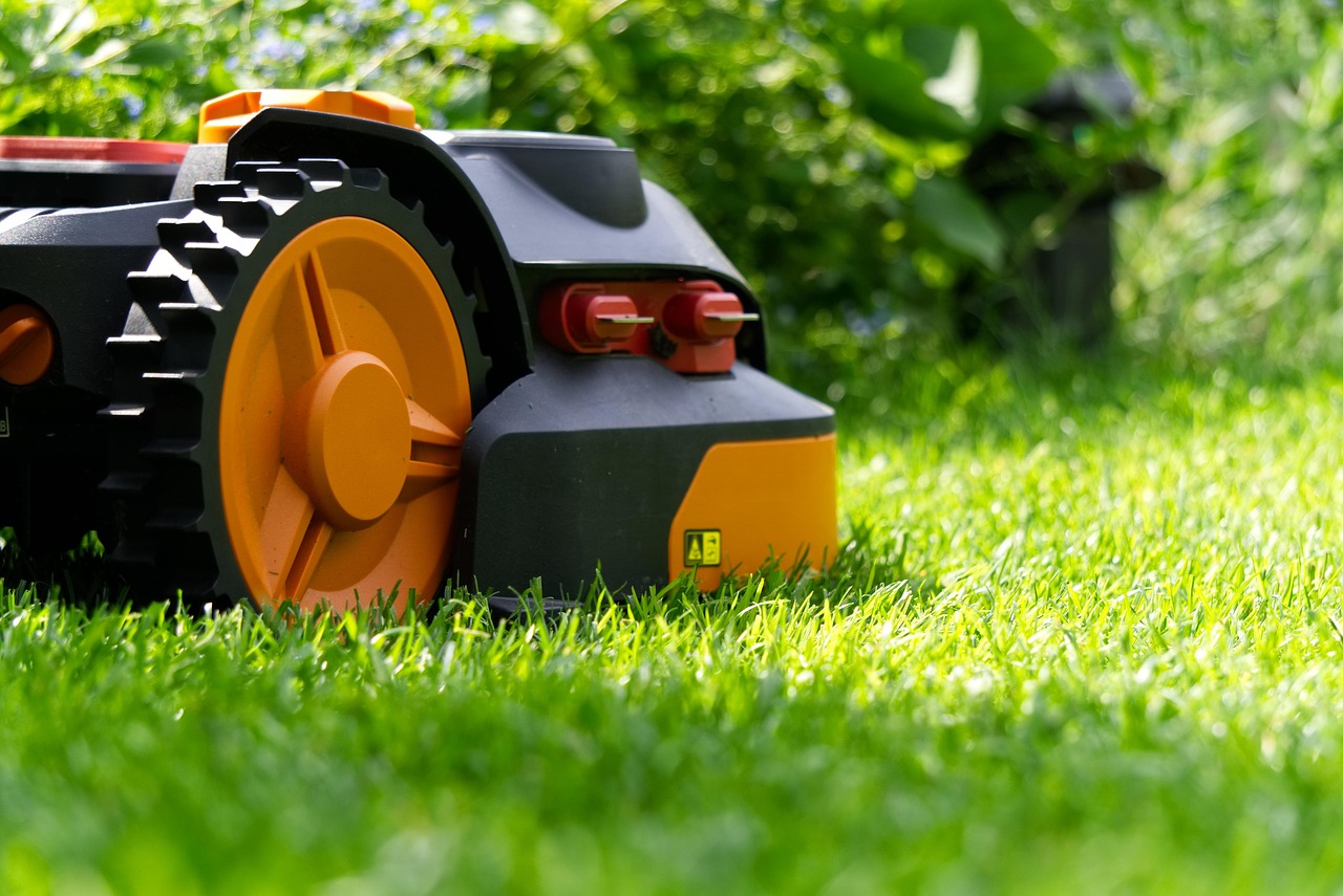 Slimme tuinsensor registreert vochtigheid in lentetuin.