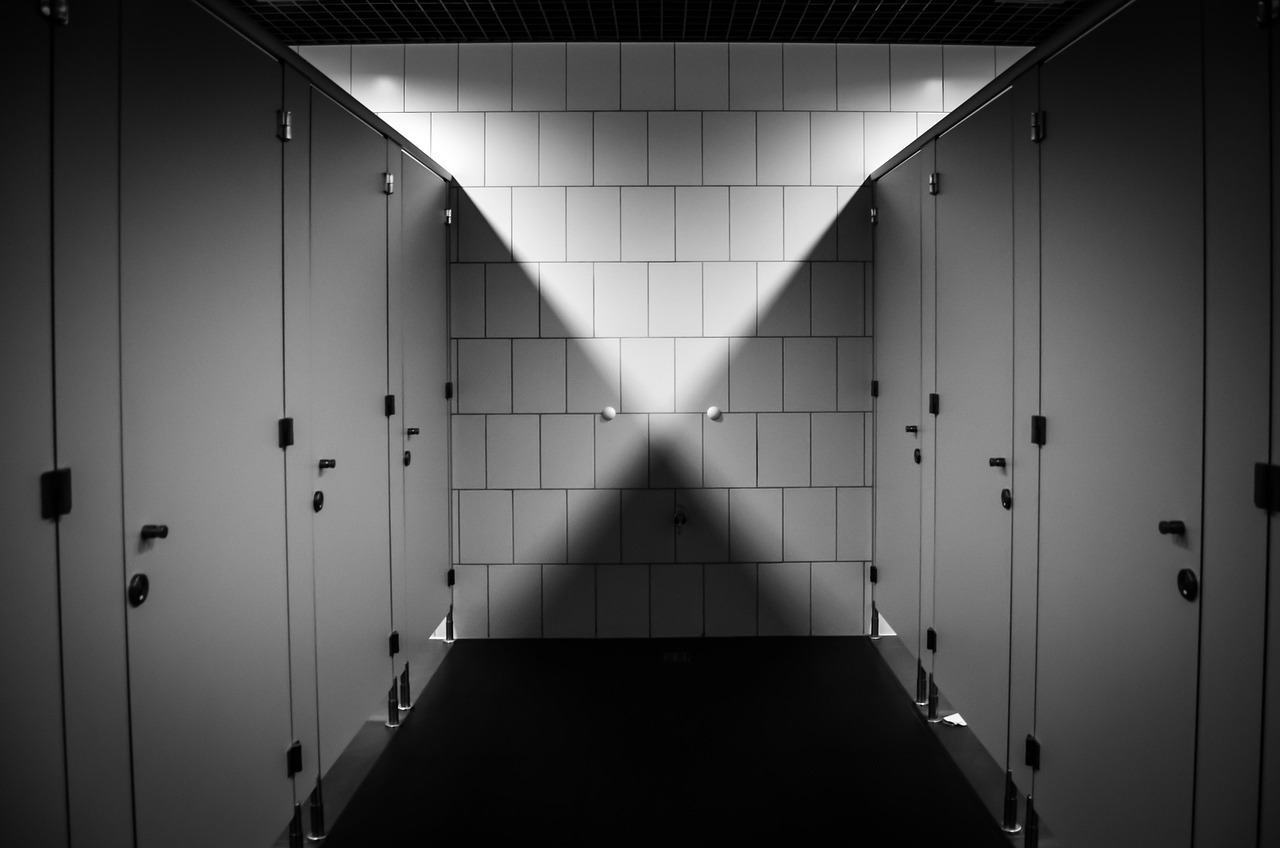 Spiegels met vergrotend lichteffect in badkamerontwerp.