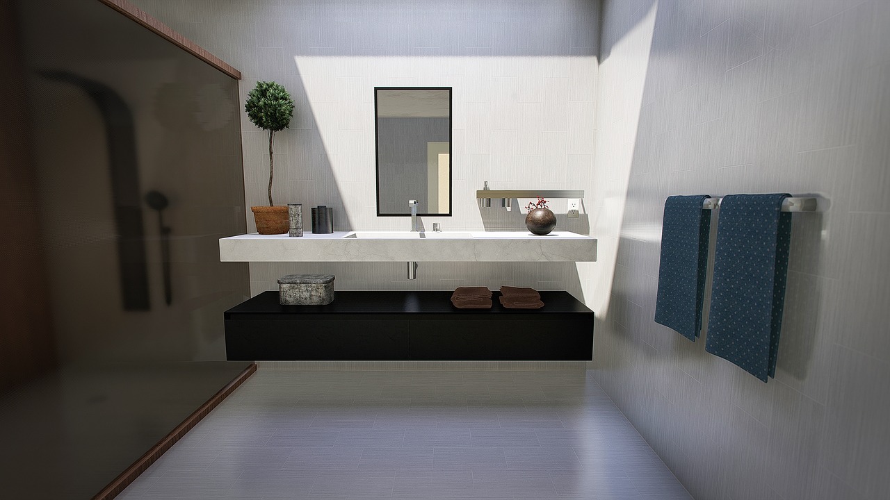 Glazen wanden met lichtaccenten in moderne badkamer.