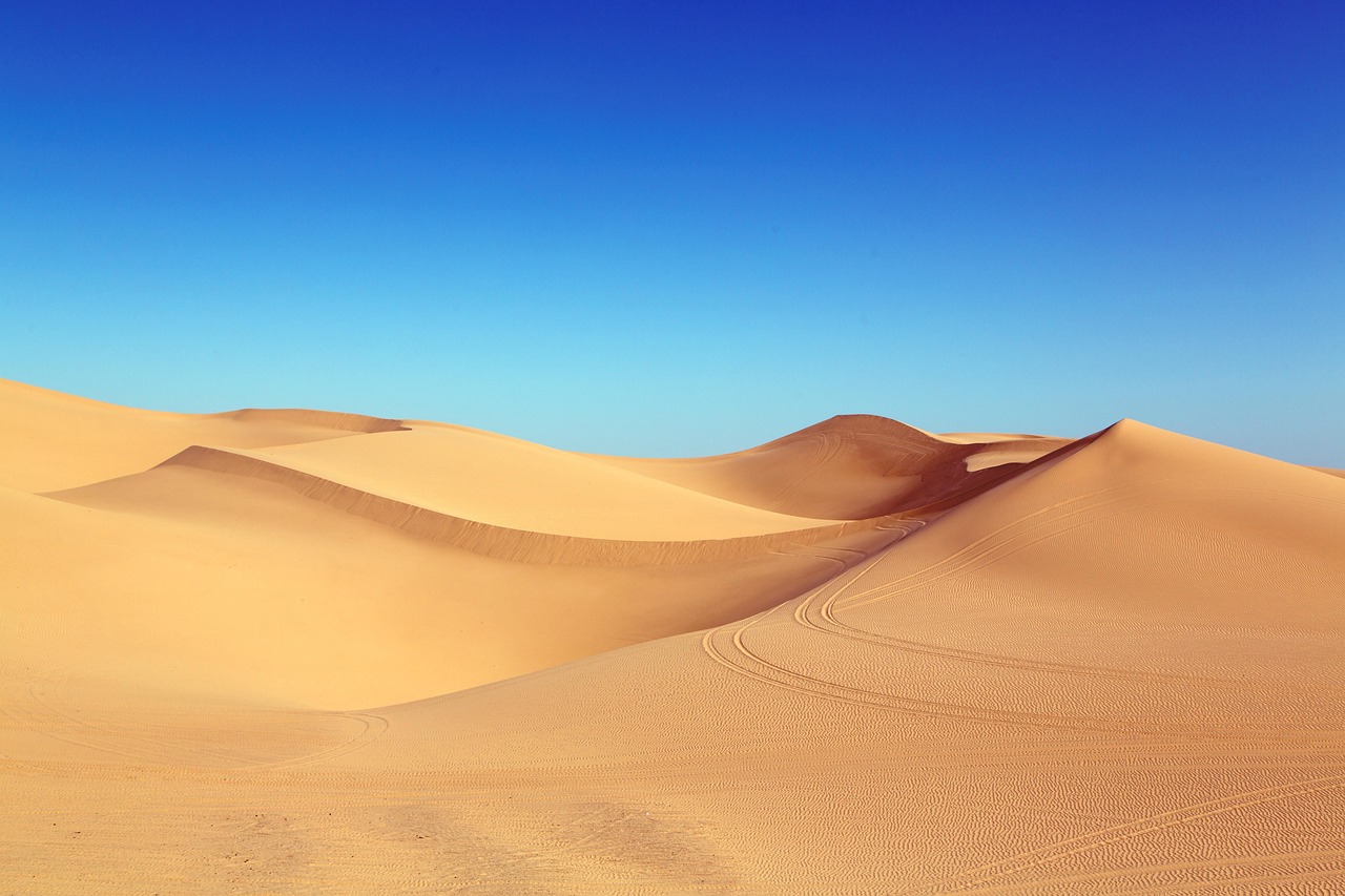 Minimalistisch desert modern interieur met aardetinten Minimalistisch desert modern interieur met aardetinten