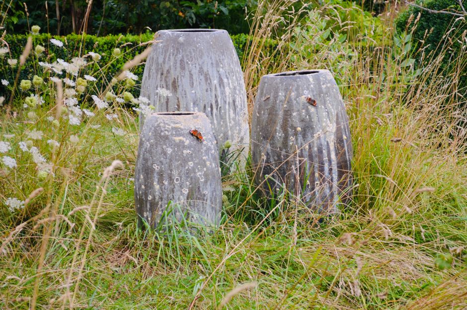 Minimalistische stenen waterpartij in tuin. Minimalistische stenen waterpartij in tuin.