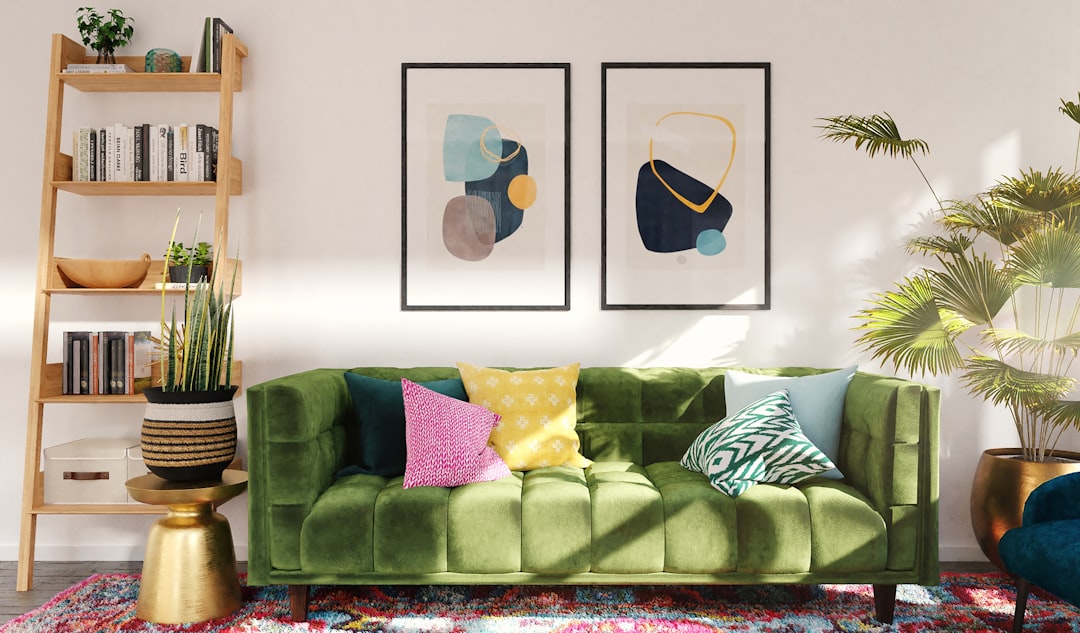 Verschuifbare wanddecoratie met kleurrijke bloemenprint.