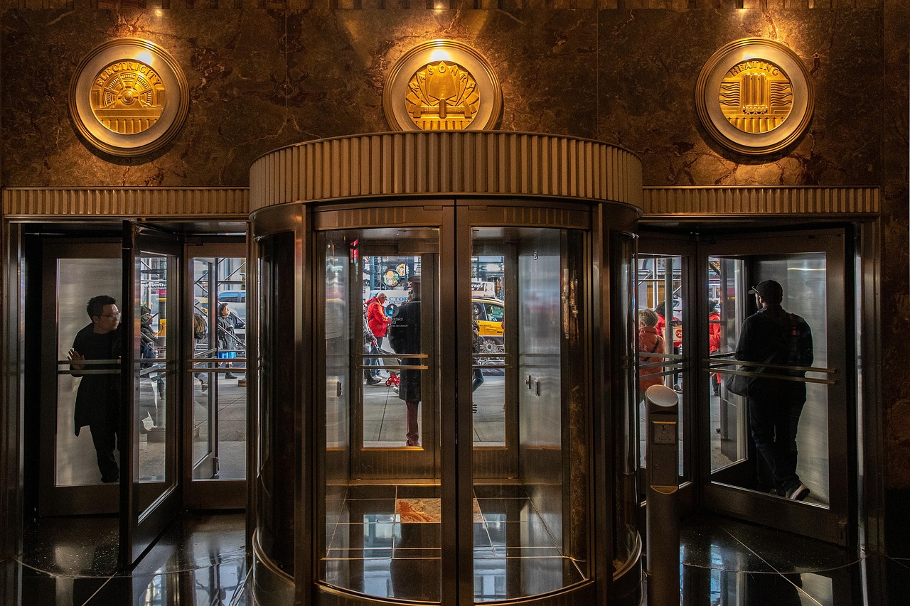 Elegante art deco gordijnen naast antieke meubels.