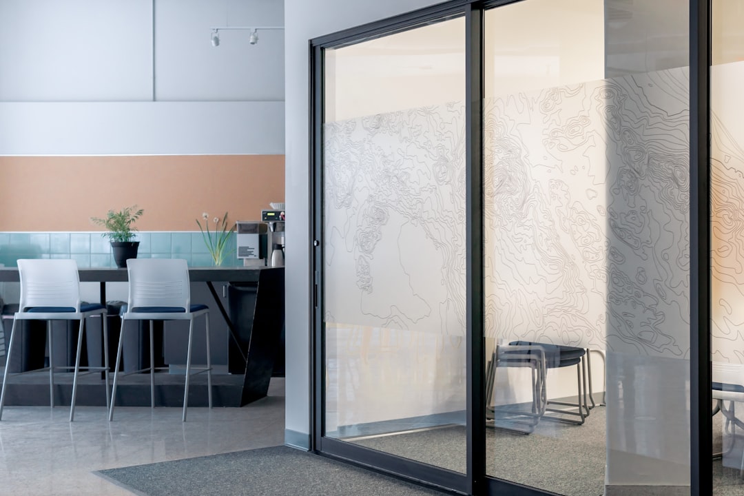 Moderne, energiezuinige schuifdeur in lichte woonkamer.