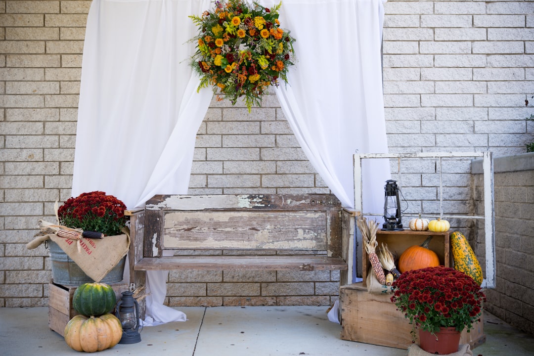 Gezellige veranda ingericht met warme herfstkleuren. Gezellige veranda ingericht met warme herfstkleuren.