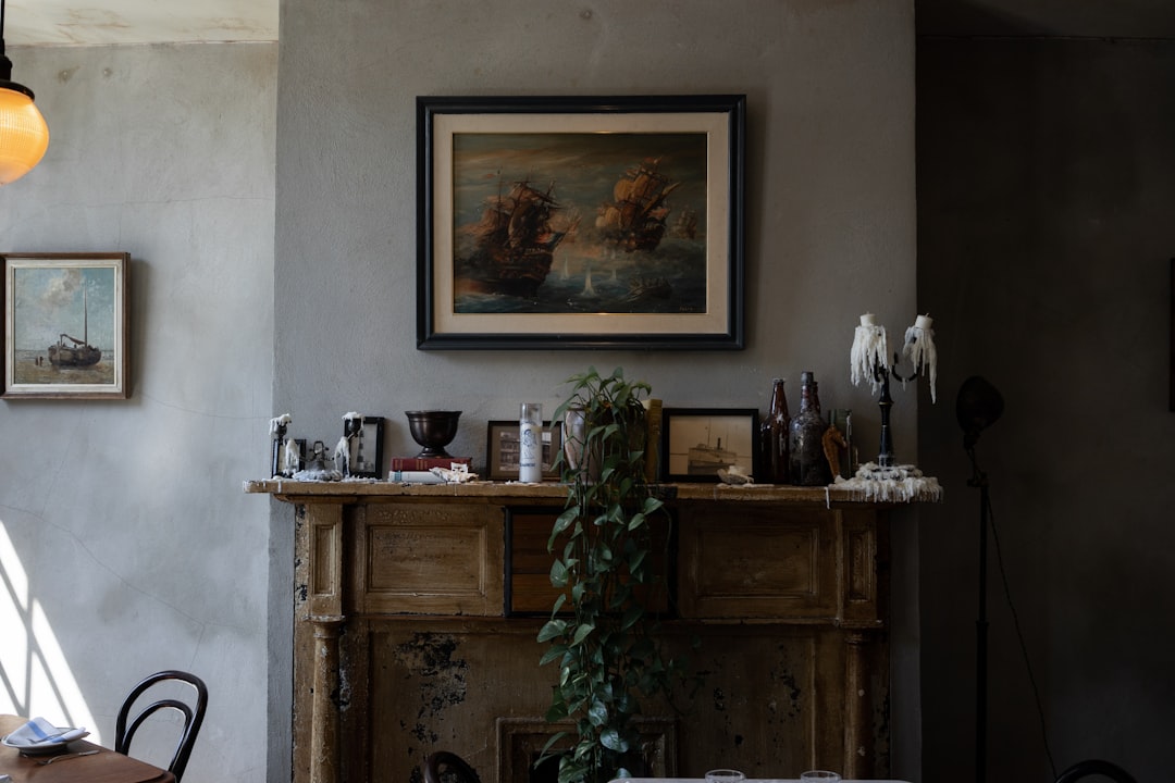 Schilderij van een elegante zwaan in woonkamer. Schilderij van een elegante zwaan in woonkamer.