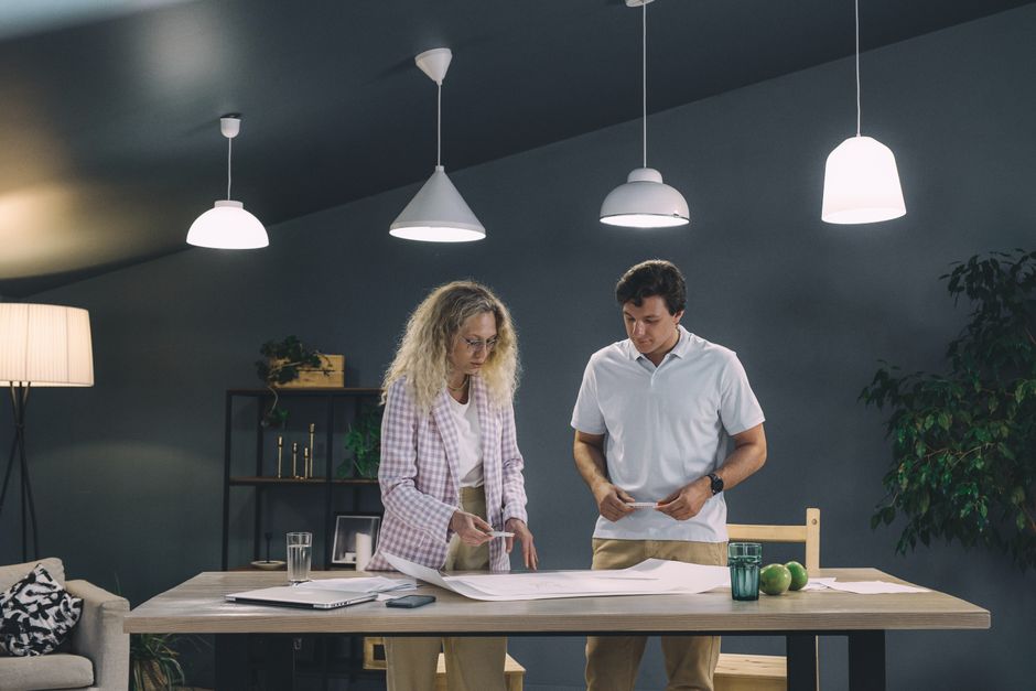 Innovatieve lamp met kleurrijke lichtpatronen.