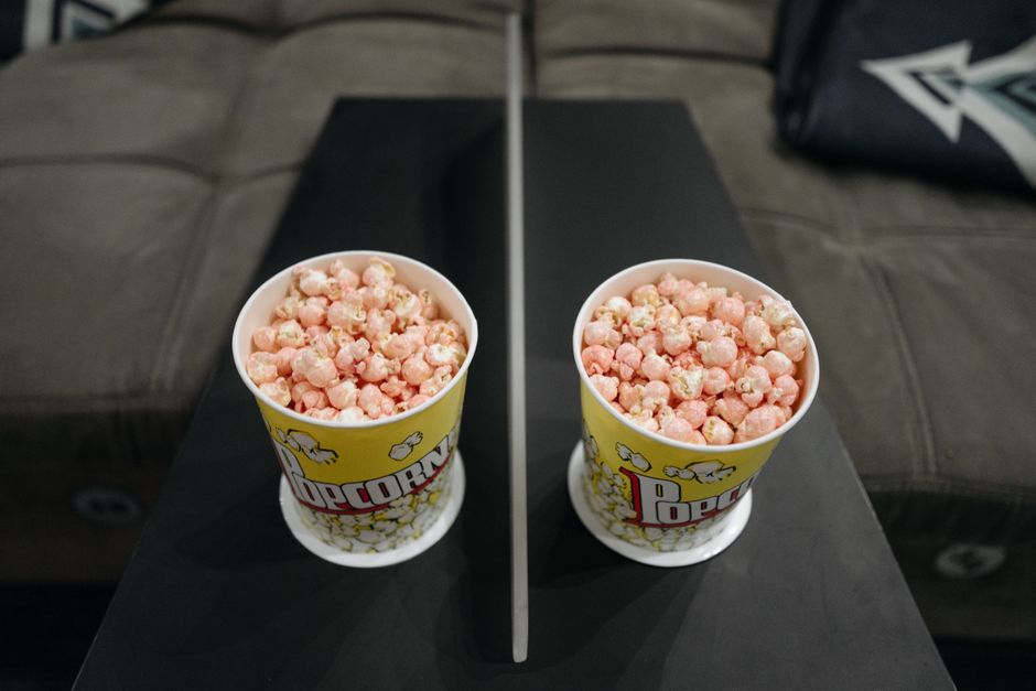 Gezellige kamer ingericht voor cinefiele filmavonden.