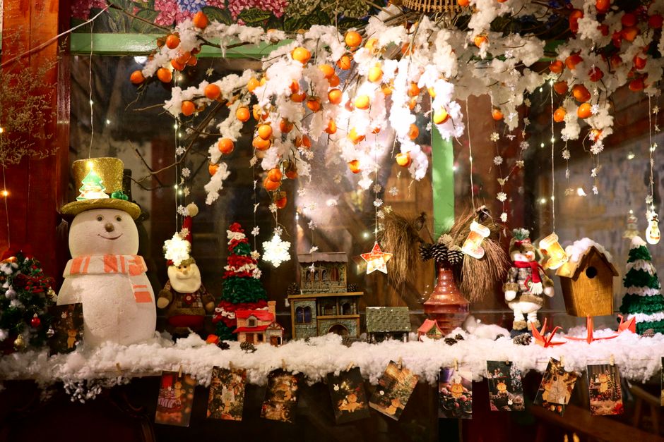 Eclectische mix van patronen op raamdecoratie.