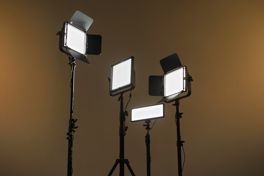 Technoloog installeert circadiaans lichtsysteem in kantoor.