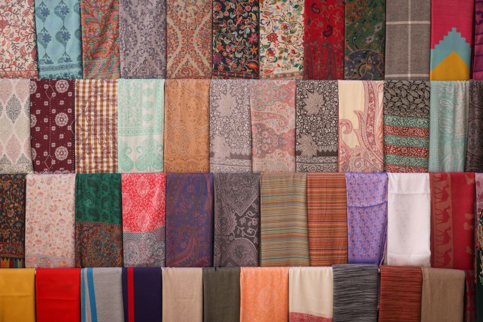 Moderne kleding met klassieke paisley prints.