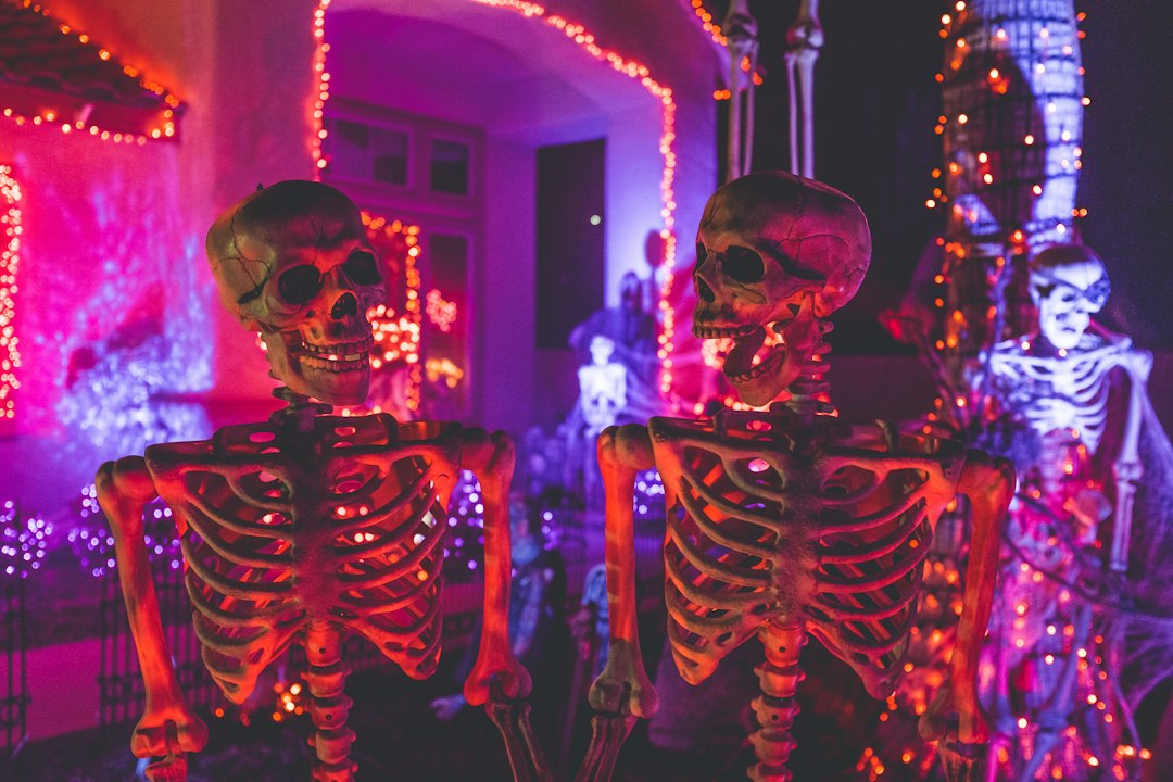 Pompoenen en spinnenwebben met Halloween verlichting.